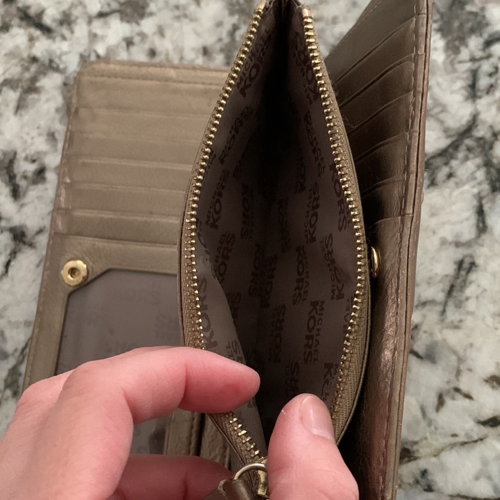 Michael Kors Large Wallet. Good Condition. - image 6